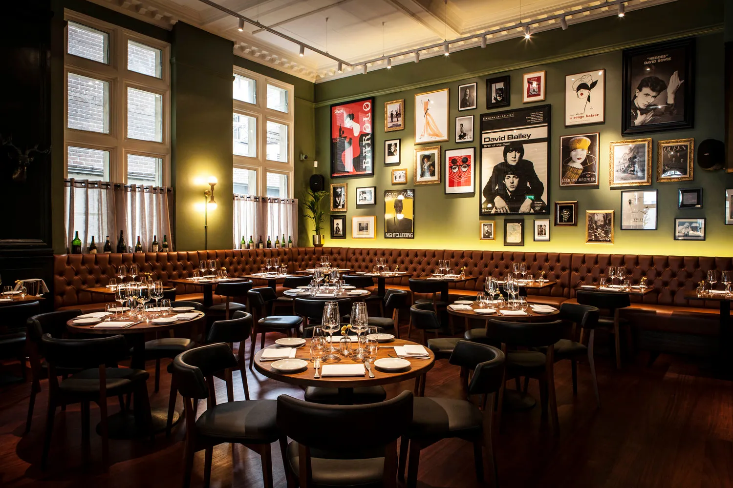 Photo of gezellig historic restaurant dining room with warm ambient lighting and intimate atmosphere