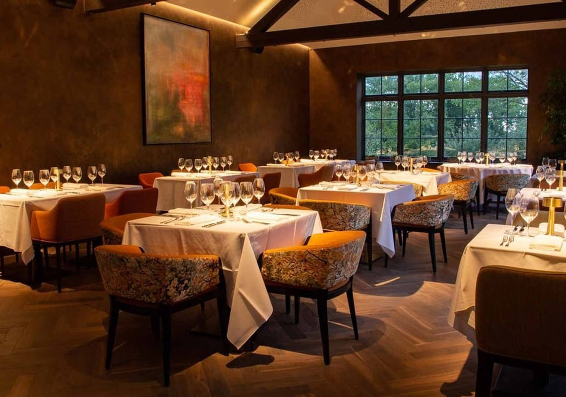 photo of warm lighting used in a hotel restaurant
